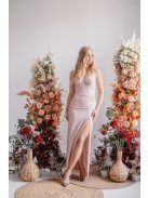 Szabina - Priliehavé šaty púdrovej farby s výstrihom do V, z elastického materiálu