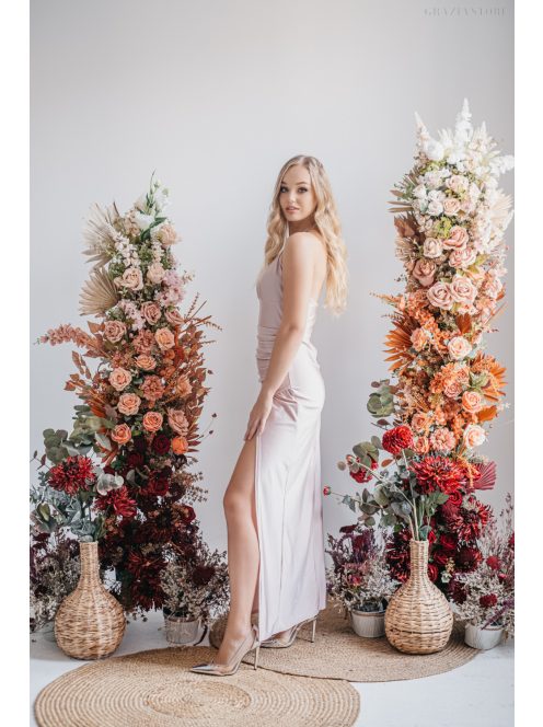 Szabina - Priliehavé šaty púdrovej farby s výstrihom do V, z elastického materiálu