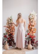 Szabina - Priliehavé šaty púdrovej farby s výstrihom do V, z elastického materiálu