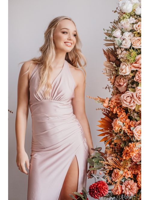 Szabina - Priliehavé šaty púdrovej farby s výstrihom do V, z elastického materiálu