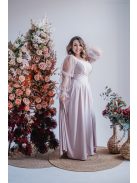 Adél – maxi šaty s výstrihom do U a tylovými rukávmi so štrasom,  v púdrovej farbe