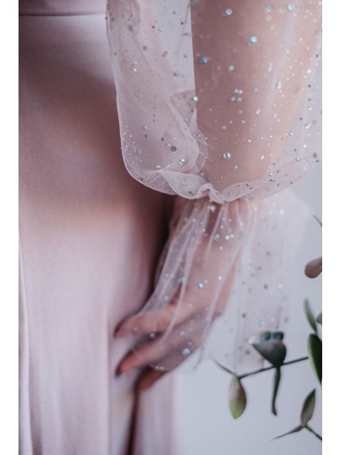 Adél – maxi šaty s výstrihom do U a tylovými rukávmi so štrasom,  v púdrovej farbe