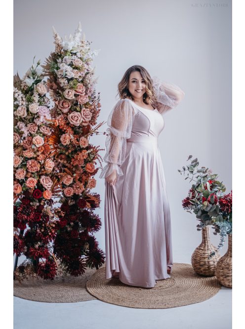 Adél – maxi šaty s výstrihom do U a tylovými rukávmi so štrasom,  v púdrovej farbe