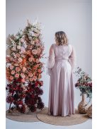 Adél – maxi šaty s výstrihom do U a tylovými rukávmi so štrasom,  v púdrovej farbe