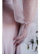 Adél – maxi šaty s výstrihom do U a tylovými rukávmi so štrasom,  v púdrovej farbe