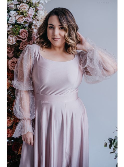 Adél – maxi šaty s výstrihom do U a tylovými rukávmi so štrasom,  v púdrovej farbe