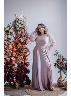   Adél – maxi šaty s výstrihom do U a tylovými rukávmi so štrasom,  v púdrovej farbe