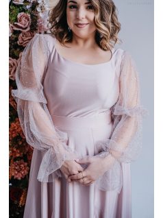   Adél – maxi šaty s výstrihom do U a tylovými rukávmi so štrasom,  v púdrovej farbe