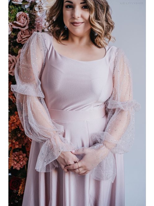 Adél – maxi šaty s výstrihom do U a tylovými rukávmi so štrasom,  v púdrovej farbe