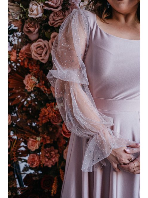 Adél – maxi šaty s výstrihom do U a tylovými rukávmi so štrasom,  v púdrovej farbe