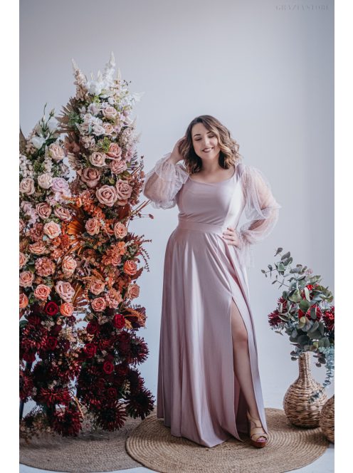 Adél – maxi šaty s výstrihom do U a tylovými rukávmi so štrasom,  v púdrovej farbe