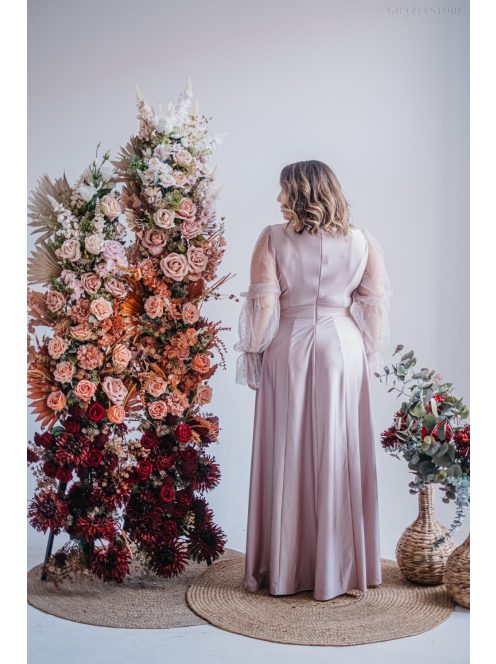 Adél – maxi šaty s výstrihom do U a tylovými rukávmi so štrasom,  v púdrovej farbe