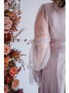 Adél – maxi šaty s výstrihom do U a tylovými rukávmi so štrasom,  v púdrovej farbe