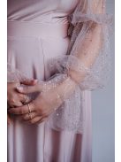 Adél – maxi šaty s výstrihom do U a tylovými rukávmi so štrasom,  v púdrovej farbe