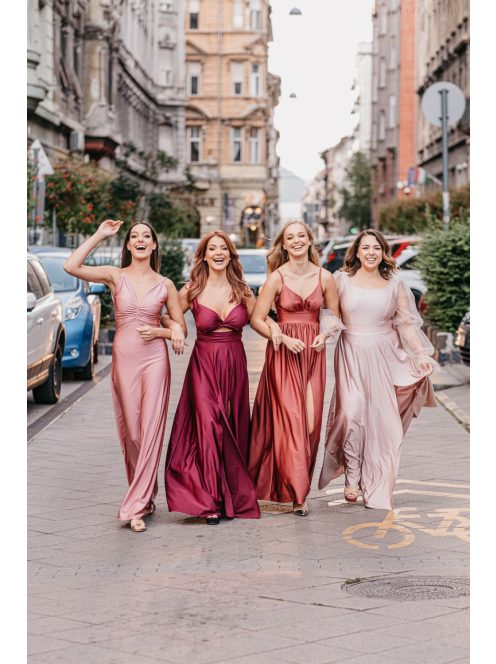 Adél – maxi šaty s výstrihom do U a tylovými rukávmi so štrasom,  v púdrovej farbe