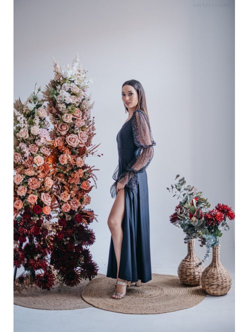 Adél – maxi šaty s výstrihom do U a tylovými rukávmi  so štrasom, v čiernej farbe