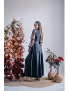 Adél – maxi šaty s výstrihom do U a tylovými rukávmi  so štrasom, v čiernej farbe