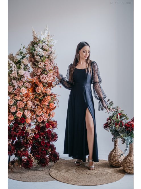 Adél – maxi šaty s výstrihom do U a tylovými rukávmi  so štrasom v čiernej farbe