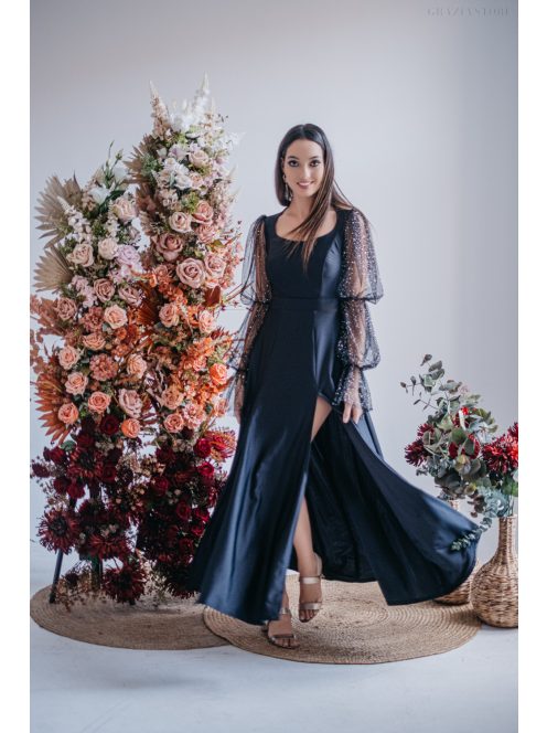 Adél – maxi šaty s výstrihom do U a tylovými rukávmi  so štrasom v čiernej farbe