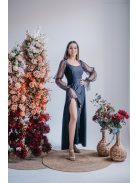 Adél – maxi šaty s výstrihom do U a tylovými rukávmi  so štrasom v čiernej farbe