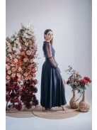 Adél – maxi šaty s výstrihom do U a tylovými rukávmi  so štrasom v čiernej farbe