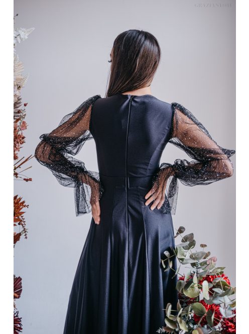 Adél – maxi šaty s výstrihom do U a tylovými rukávmi  so štrasom v čiernej farbe