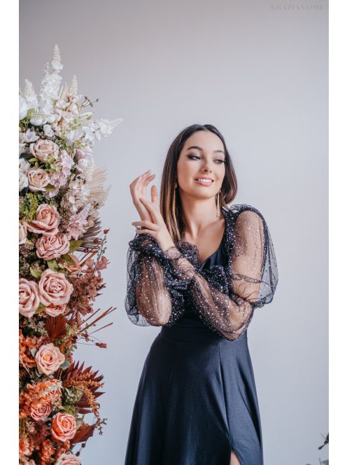 Adél – maxi šaty s výstrihom do U a tylovými rukávmi  so štrasom v čiernej farbe