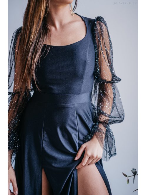 Adél – maxi šaty s výstrihom do U a tylovými rukávmi  so štrasom v čiernej farbe