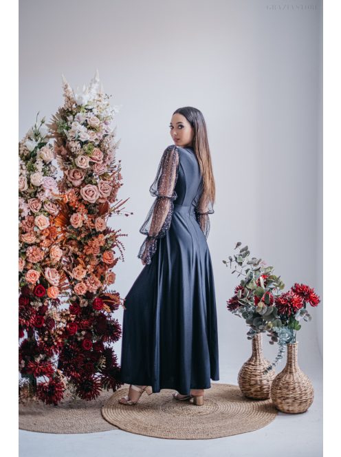 Adél – maxi šaty s výstrihom do U a tylovými rukávmi  so štrasom, v čiernej farbe