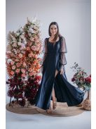 Adél – maxi šaty s výstrihom do U a tylovými rukávmi  so štrasom, v čiernej farbe