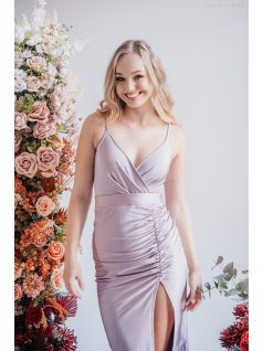   Abigél – maxi šaty s preloženým dekoltom, vpredu nariasená úzka sukňa, vo farbe alchimia