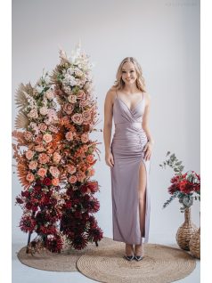   Abigél – maxi šaty s preloženým dekoltom, vpredu nariasená úzka sukňa, vo farbe alchimia