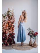 Gitta - maxi šaty  so špeciálnym riešením chrbta, vo farbe riva