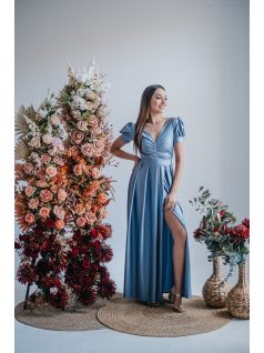   Ramóna - maxi šaty s mierne pufovanými rukávmi a nariaseným výstrihom, vo farbe riva