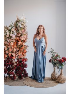   Zenina - maxi šaty s výstrihom do V a špagetovými ramienkami, vo farbe riva