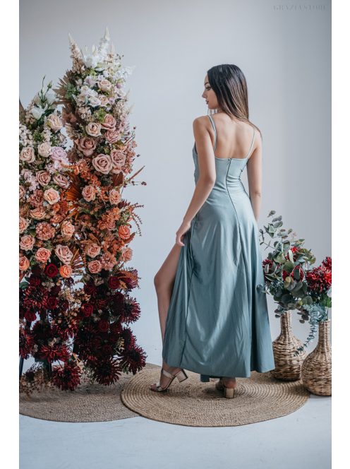 Elenor - maxi šaty s výstrihom do V a tenkými ramienkami,  vo foresty zelenej farbe. 