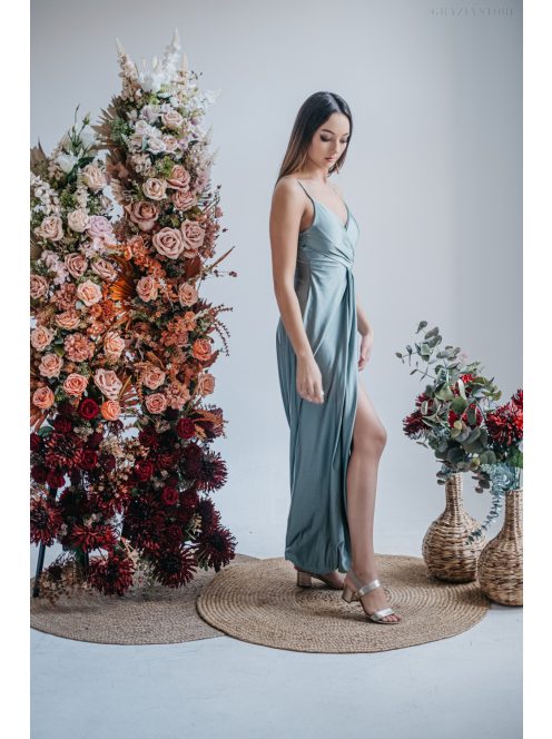 Elenor - maxi šaty s výstrihom do V a tenkými ramienkami,  vo foresty zelenej farbe. 