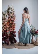 Elenor - maxi šaty s výstrihom do V a tenkými ramienkami,  vo foresty zelenej farbe. 