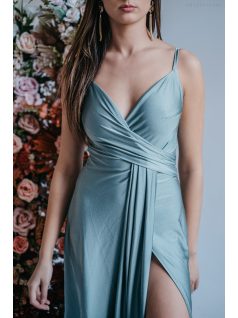   Elenor - maxi šaty s výstrihom do V a tenkými ramienkami,  vo foresty zelenej farbe. 