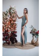 Elenor - maxi šaty s výstrihom do V a tenkými ramienkami,  vo foresty zelenej farbe. 