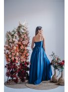 Antónia - zavinovacie šaty s tenkými ramienkami a asymetrickou sukňou, vo farbe isola