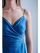 Antónia - zavinovacie šaty s tenkými ramienkami a asymetrickou sukňou, vo farbe isola