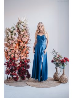   Sophie - maxi šaty s tenkými ramienkami a výstrihom v tvare srdca,  vo farbe isola