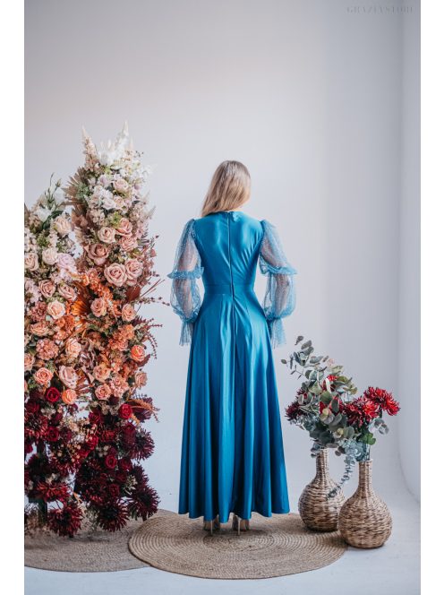 Adél – maxi šaty s výstrihom v tvare U a štrasovými tylovými rukávmi,  v modrej fondale farbe