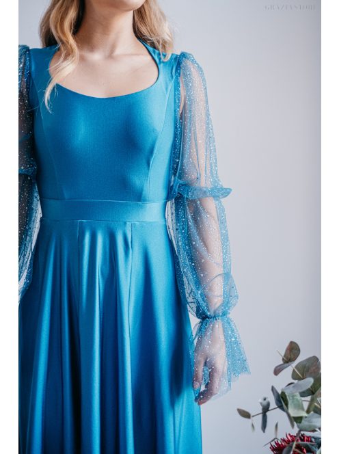 Adél – maxi šaty s výstrihom v tvare U a štrasovými tylovými rukávmi,  v modrej fondale farbe