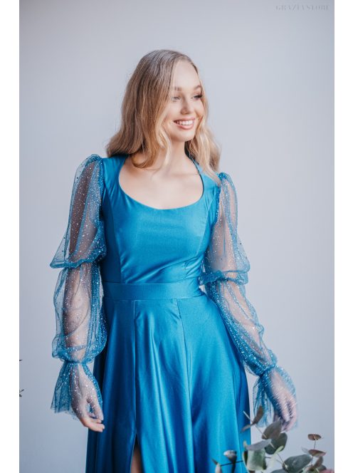 Adél – maxi šaty s výstrihom v tvare U a štrasovými tylovými rukávmi,  v modrej fondale farbe