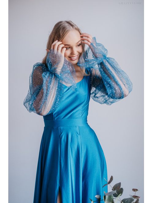 Adél – maxi šaty s výstrihom v tvare U a štrasovými tylovými rukávmi,  v modrej fondale farbe