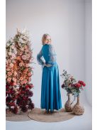 Adél – maxi šaty s výstrihom v tvare U a štrasovými tylovými rukávmi,  v modrej fondale farbe