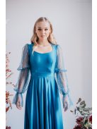 Adél – maxi šaty s výstrihom v tvare U a štrasovými tylovými rukávmi,  v modrej fondale farbe