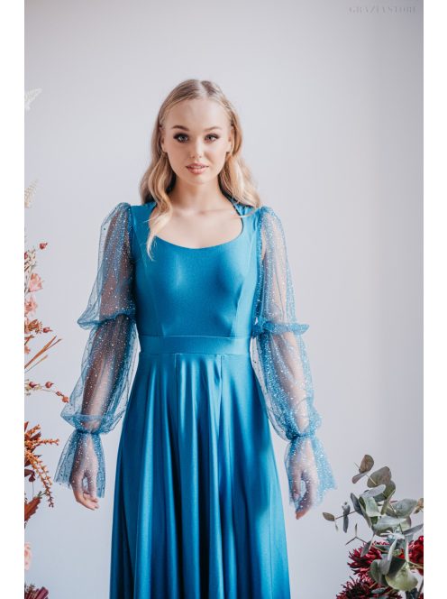 Adél – maxi šaty s výstrihom v tvare U a štrasovými tylovými rukávmi,  v modrej fondale farbe